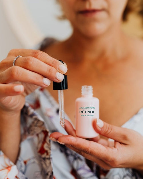 Femme appliquant son sérum rétinol Atlassi Store