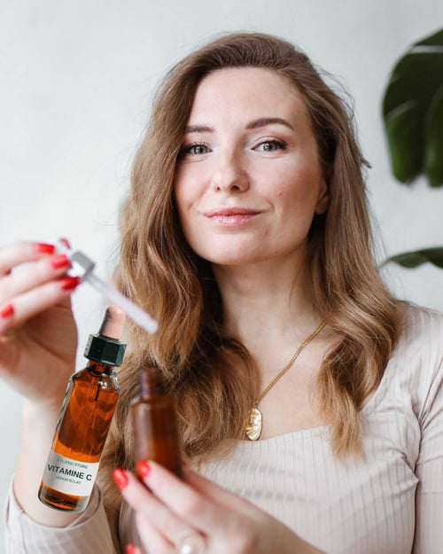 Femme appliquant le Sérum Vitamine C Atlassi Store au compte-gouttes
