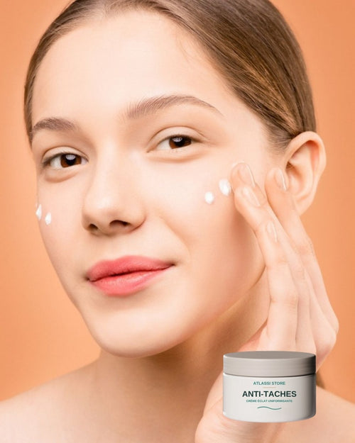 Femme appliquant la Crème Anti-Taches Atlassi Store sur ses joues